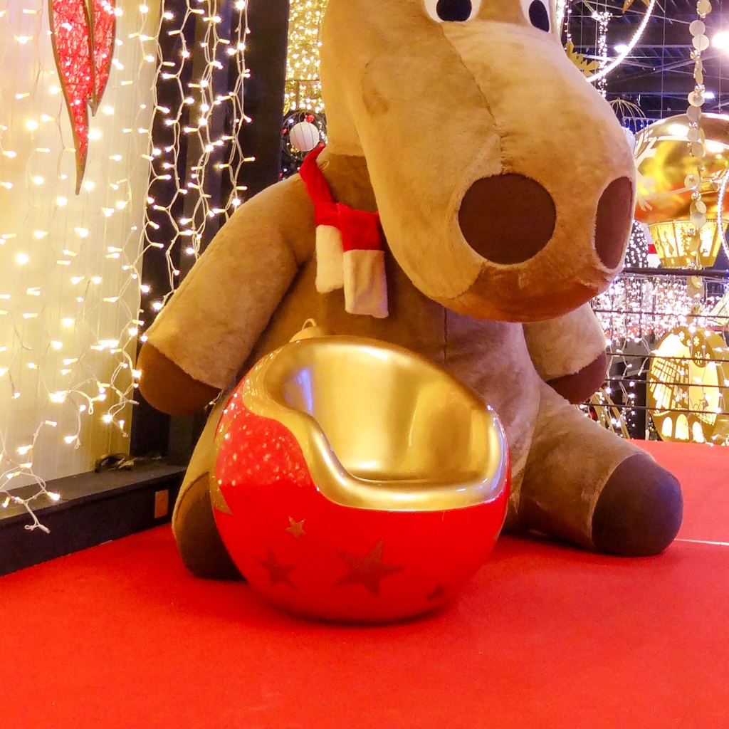 Siège de Noël "Atka" - rouge et doré - 75 x 85 x 85 cm